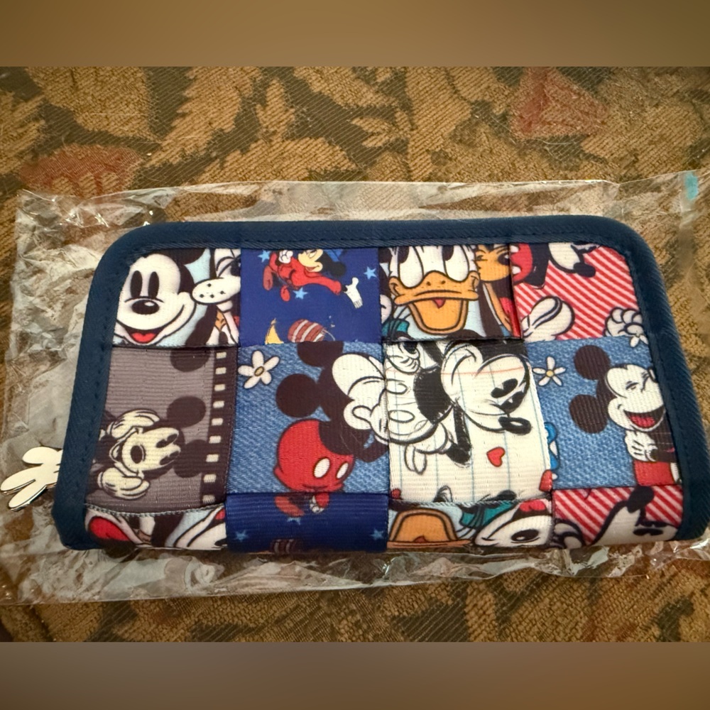 NWOT. Harvey’s. Disney. Classic. Wallet.